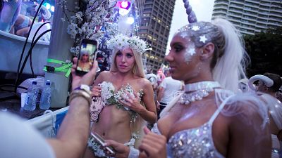 Schwul-lesbischer Karneval zieht Tausende in Sydneys Innenstadt.