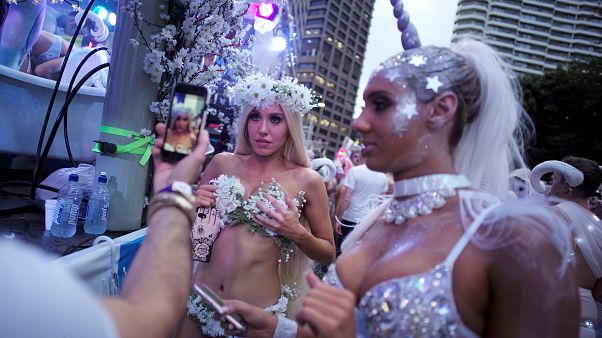Melegek és leszbikusok ünnepelték Sydneyben a Mardi Gras-t Melegek és leszbikusok ünnepelték Sydneyben a Mardi Gras-t
