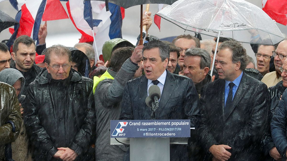 حدود چهل هزار نفر به درخواست گردهمایی فرانسوا فیون در پاریس پاسخ دادند