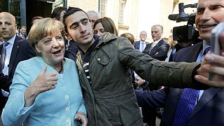 Germania. Un rifugiato siriano perde la sua battaglia contro Facebook non sarà costretto a cancellare questo selfie con Angela Merkel. In Germania, un rifugiato siriano perde in tribunale contro il gigante del web