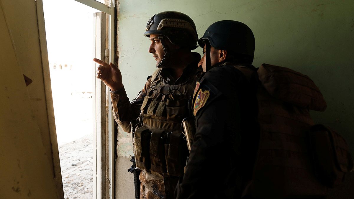 Mosul, il premier iracheno visita il fronte. All'Isil: "Arrendetevi o morirete"
