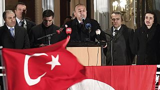 El ministro de Exteriores turco ataca a Alemania desde un balcón del consulado de Turquía en Hamburgo