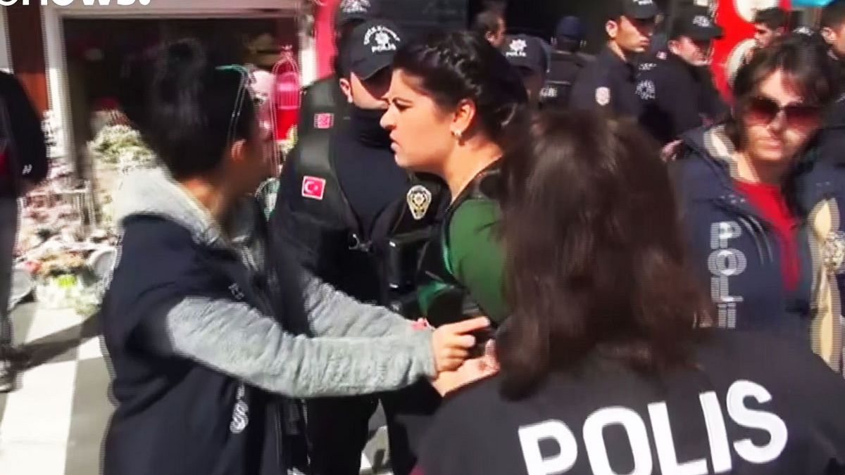 پلیس ترکیه ده ها تن از تظاهرکنندگان روز جهانی زن را بازداشت کرد