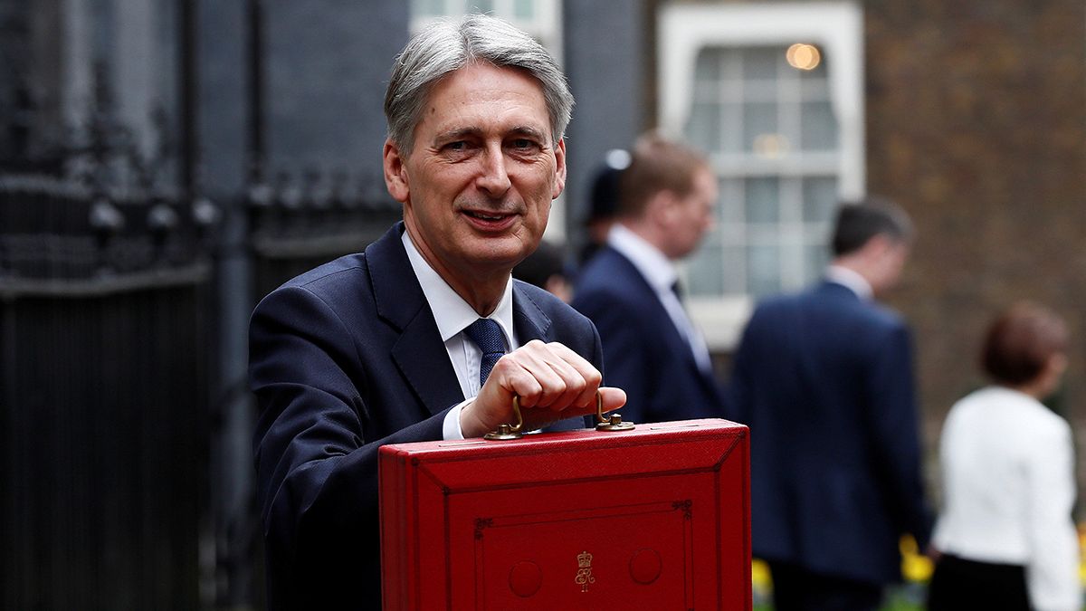 Regno Unito: Pil 2017 rivisto al rialzo, Hammond annuncia taglio Corporate Tax