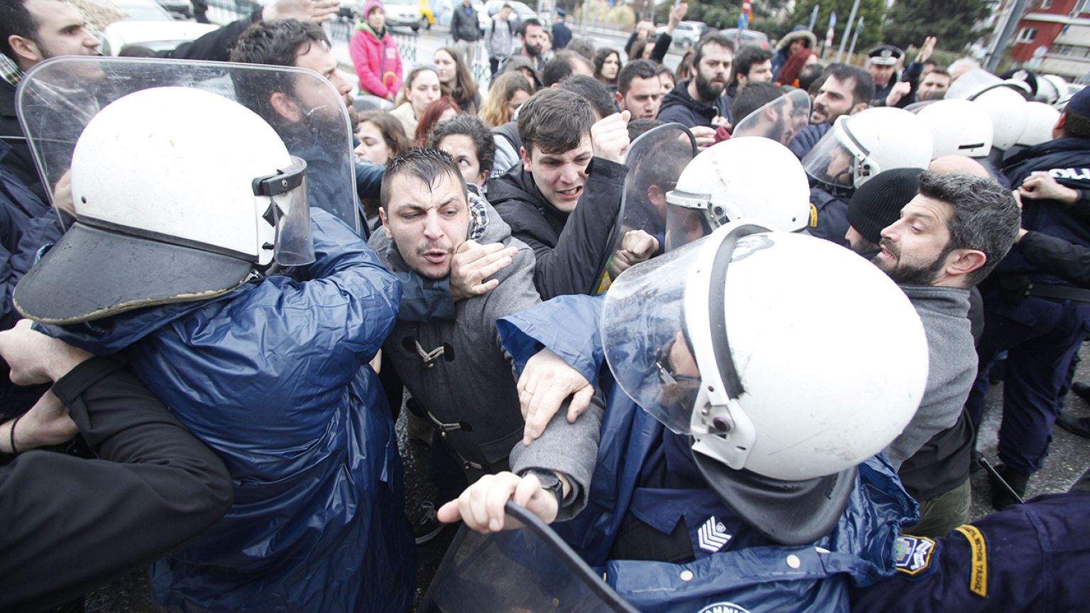 Θεσσαλονίκη: Επεισόδια έξω από το στρατόπεδο Παύλου Μελά  λίγο πριν την άφιξη του Αλ.Τσίπρα