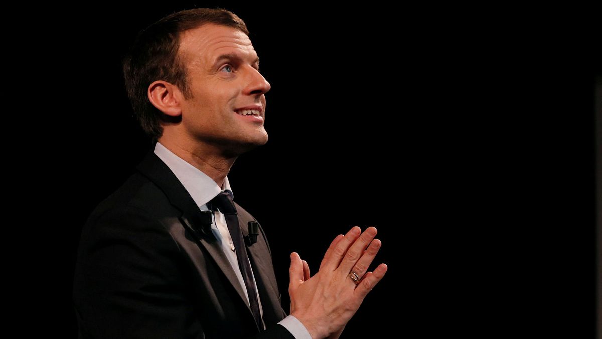 Presidenciais francesas: ex-autarca socialista de Paris declara apoio a Macron