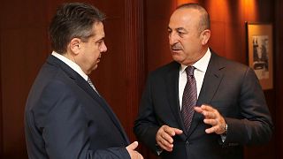 La reunión entre Çavusoglu y Gabriel no desactiva la crisis diplomática turcoalemana