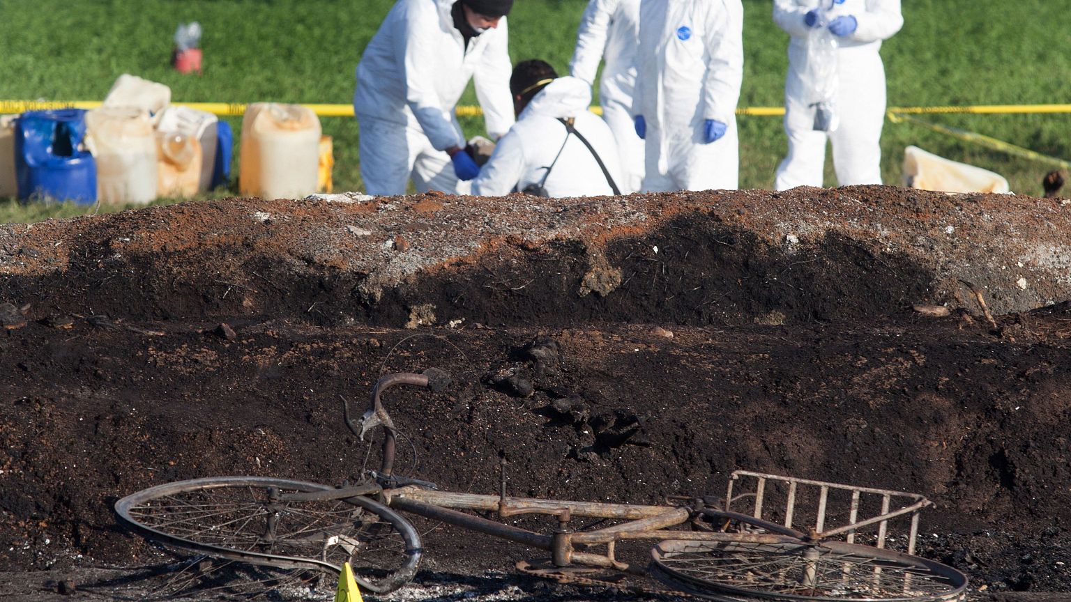 Image: At least 67 dead and 75 wounded in pipeline explosion in Mexico