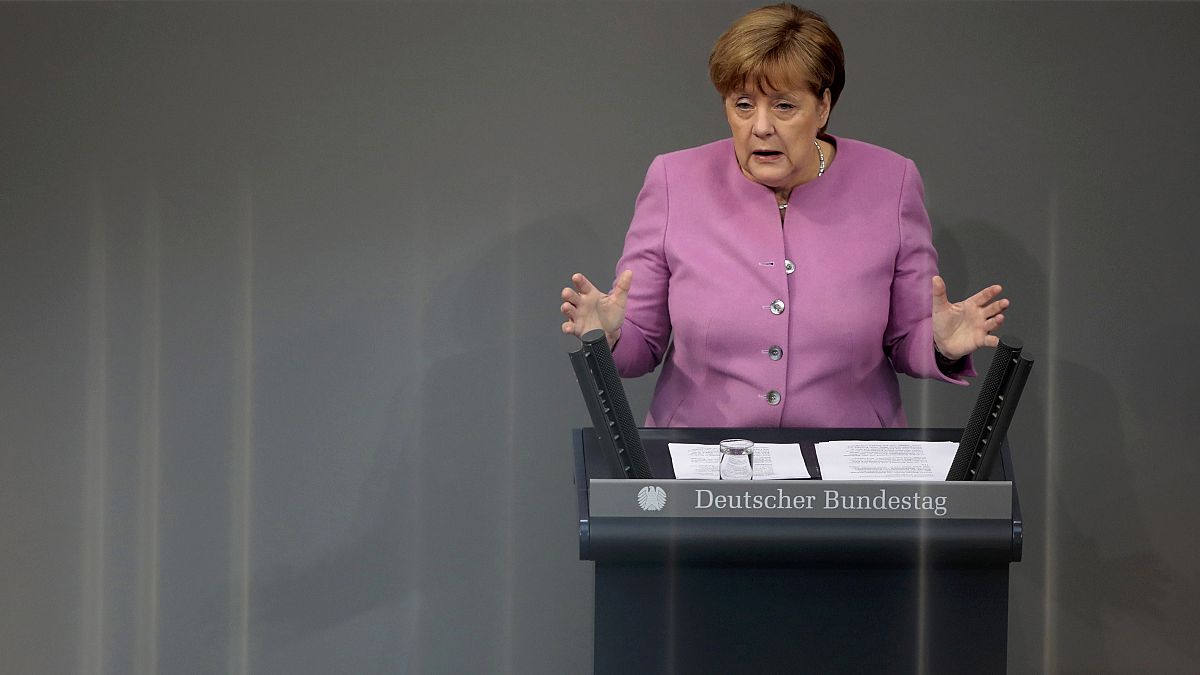 Angela Merkel defende relações diplomáticas com a Turquia mas exige fim dos ataques