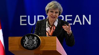 May reitera en Bruselas que activará el brexit antes de que acabe el mes