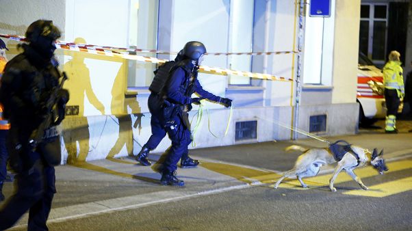 Τουλάχιστον δύο νεκροί από επίθεση ενόπλων σε καφέ της Βασιλείας Τουλάχιστον δύο νεκροί από επίθεση ενόπλων σε καφέ της Βασιλείας