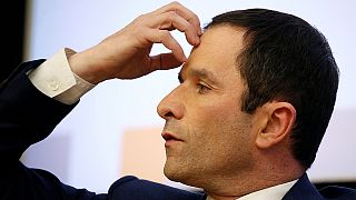 Contre vents et défections, Hamon défend ses positions