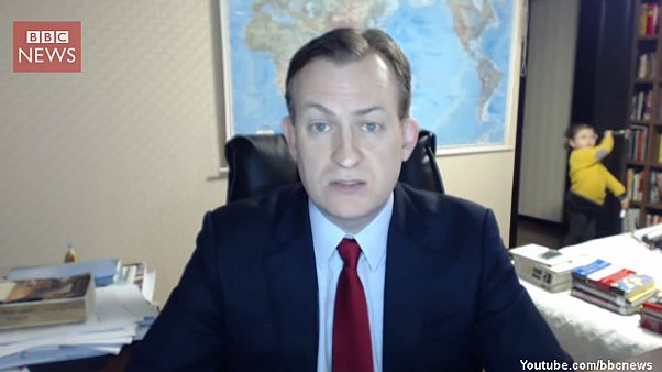 Kids interrupt BBC news interview and make the internet LOL Kids interrupt BBC news interview and make the internet LOL