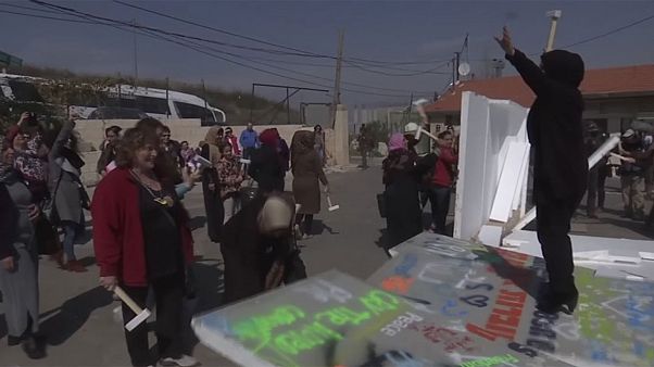 Decenas de mujeres israelíes y palestinas se reúnen en Jerusalén contra la violencia Decenas de mujeres israelíes y palestinas se reúnen en Jerusalén contra la violencia