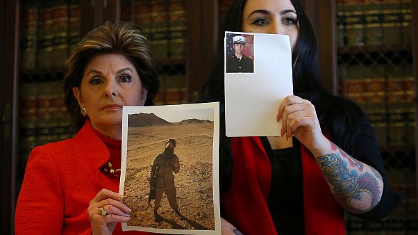 Marines pedem "confiança" às companheiras no escândalo do Facebook Marines pedem "confiança" às companheiras no escândalo do Facebook