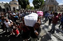 تشییع اجساد ۳۶ دختر گواتمالایی سوخته در حریق
