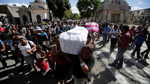 Γουατεμάλα: Θρήνος στις κηδείες των θυμάτων της πυρκαγιάς στον ξενώνα κακοποιημένων παιδιών Γουατεμάλα: Θρήνος στις κηδείες των θυμάτων της πυρκαγιάς στον ξενώνα κακοποιημένων παιδιών