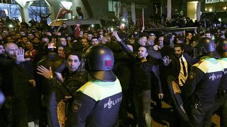 Polícia dispersa manifestantes do consuldado turco com canhões de água