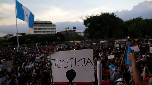 Guatemala, 39 le adolescenti morte nel rogo. La gente: "Morales, dimettiti" Guatemala, 39 le adolescenti morte nel rogo. La gente: "Morales, dimettiti"