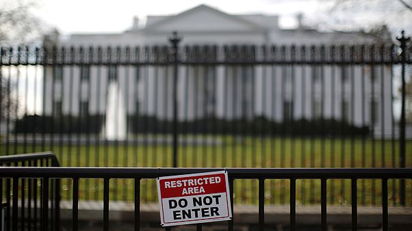 Donald Trump állítólagos vendége a kerítésen át érkezett Donald Trump állítólagos vendége a kerítésen át érkezett