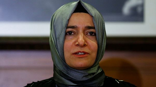 Ministra turca da Família acusa Holanda de 'tratamento inumano' Ministra turca da Família acusa Holanda de 'tratamento inumano'