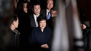 Elhagyta az elnöki palotát a leváltott dél-koreai elnök