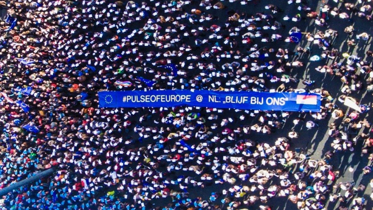 تظاهر آلاف المؤيدين للإتحاد الأوروبي في شوارع  عدة عواصم أوروبية