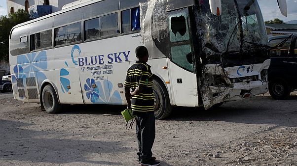 Haiti: autocarro investe contra multidão fazendo 38 mortos Haiti: autocarro investe contra multidão fazendo 38 mortos