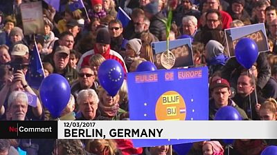 Milhares de manifestantes a favor da UE em Berlim