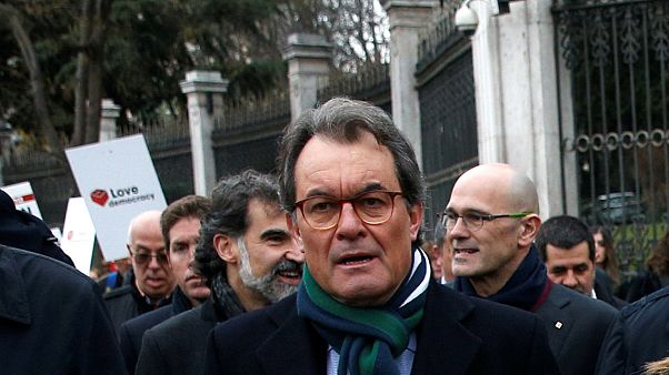 Condenan a dos años de inhabilitación al expresidente catalán Artur Mas por el #9N Condenan a dos años de inhabilitación al expresidente catalán Artur Mas por el #9N