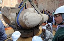 Egito: arqueólogos revelam estátua atribuída a Ramsés II