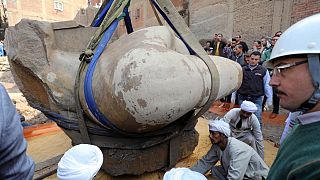 Felszínre hozták Kairóban a hatalmas fáraószobor torzóját