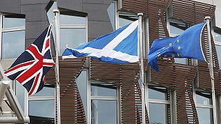 El "brexit", en suspense, mientras Escocia pide un nuevo referéndum de independencia.