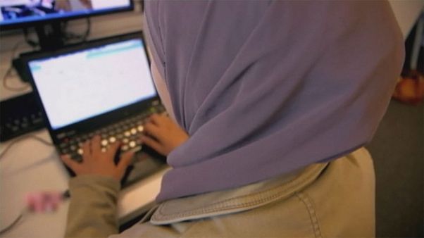 La justicia europea permite a las empresas prohibir el velo islámico La justicia europea permite a las empresas prohibir el velo islámico