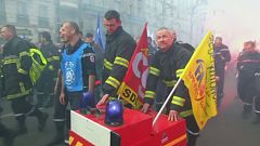 Französische Feuerwehrmänner demonstrieren gegen Budgetkürzungen