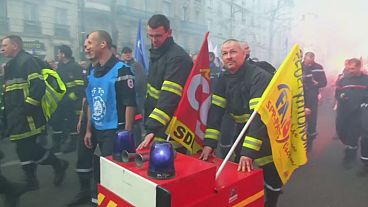 Französische Feuerwehrmänner demonstrieren gegen Budgetkürzungen