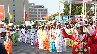 Luanda au ryhtme se son traditionnel carnaval de rue [no comment]