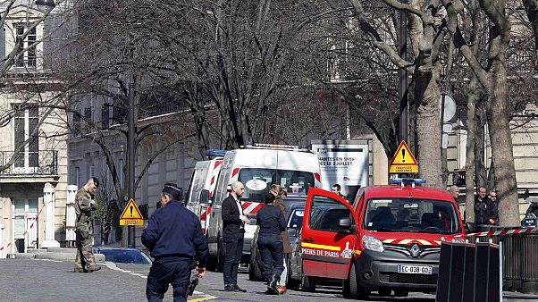 Une personne a été blessée ce matin après l'ouverture d'une enveloppe piégée dans des locaux accueillant le FMI et la Banque Mondiale, rue d'Iéna, à Paris. Une personne a été blessée ce matin après l'ouverture d'une enveloppe piégée dans des locaux accueillant le FMI et la Banque Mondiale, rue d'Iéna, à Paris.