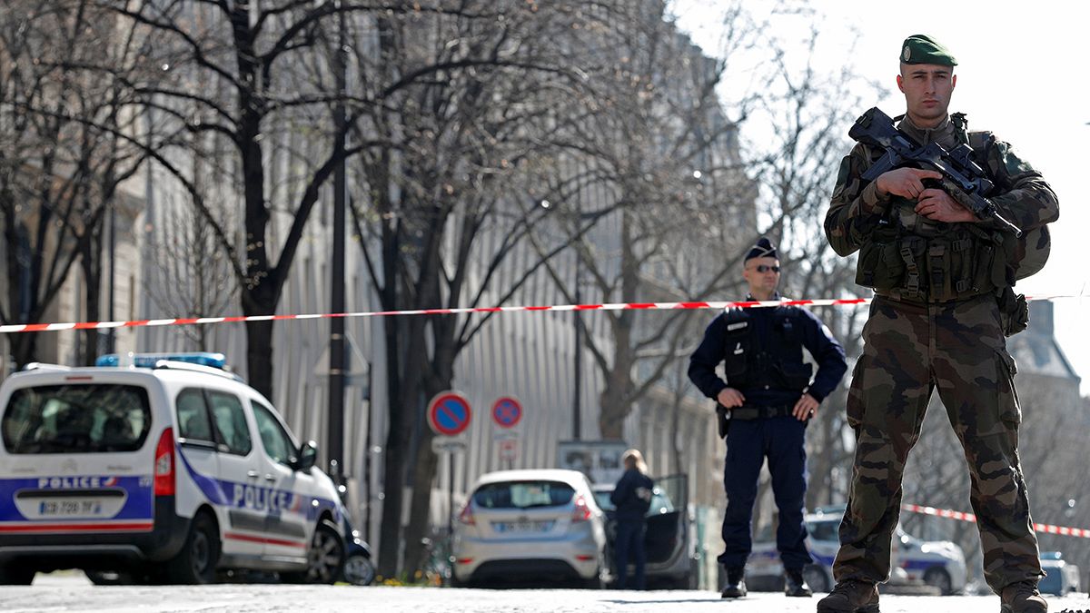 اصابة موظفة جراء انفجار عبوة بدائية في مكتب صندوق النقد الدولي بباريس