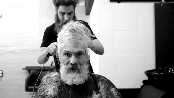 Makeover: Obdachloser Spanier erkennt sich kaum wieder Makeover: Obdachloser Spanier erkennt sich kaum wieder