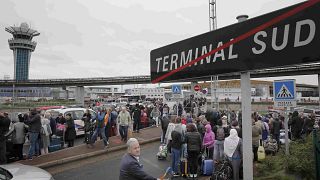 Aeoporto de Orly: Homem abatido. Aeroporto evacuado.