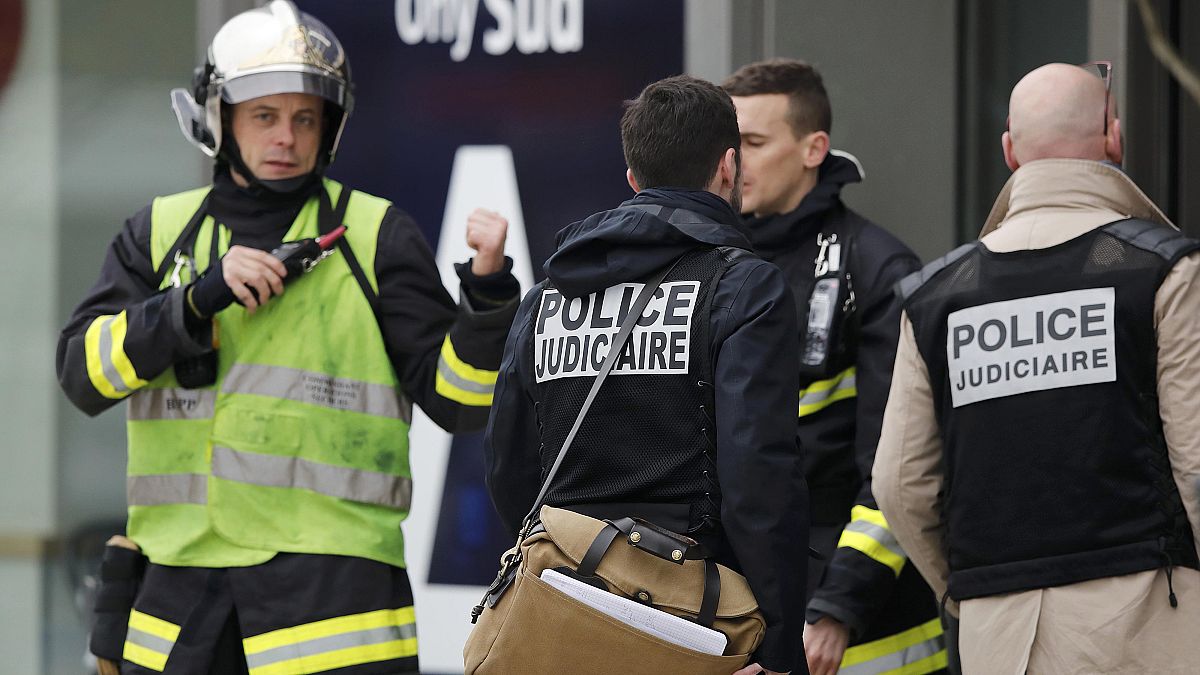 مقتل رجل حاول انتزاع سلاح جندية في مطار باريس