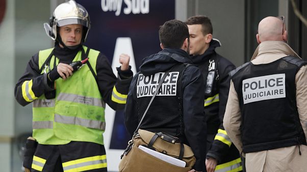 Aeroporto de Orly: Não há explosivos. Voos TAP divergem para Charles de Gaulle. Aeroporto de Orly: Não há explosivos. Voos TAP divergem para Charles de Gaulle.