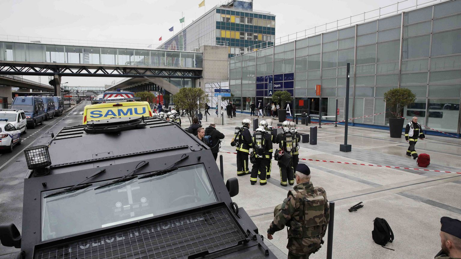 Attacke am Pariser Flughafen: Hinweise auf einen Terroranschlag