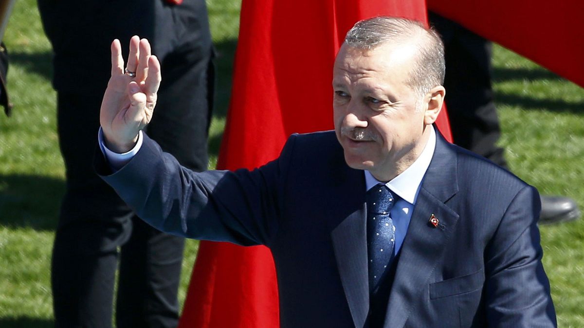 Erdogan conmina a los turcos de Europa a tener muchos hijos