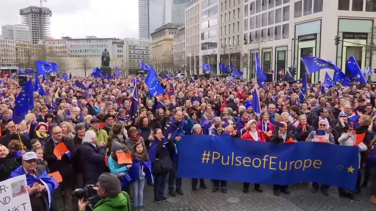 Tüntetés Frankfurtban az Európai Unió mellett