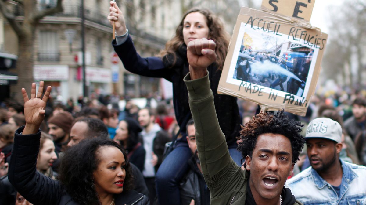 Tüntetés a rendőri brutalitás ellen Párizsban