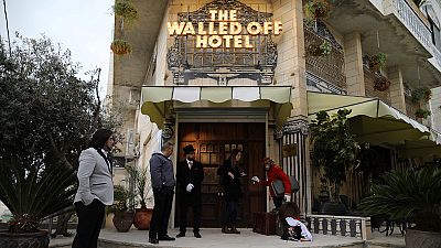 افتتاح هتلی در کرانه باختری با نقاشی های بنکسی