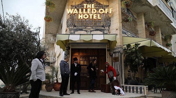 Abre el hotel diseñado por Banksy frente al muro israelí en Cisjordania Abre el hotel diseñado por Banksy frente al muro israelí en Cisjordania
