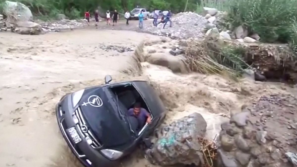 Peru'da sele kapılan aracın sürücüsü son anda kurtuldu